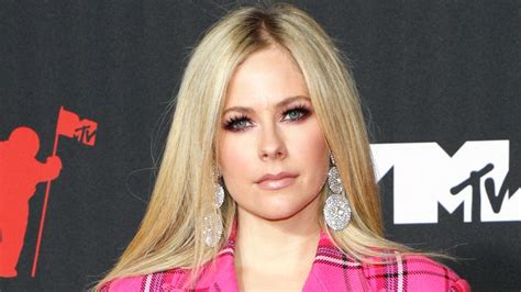 Avril Lavigne in neon green bikini proves she is ageless